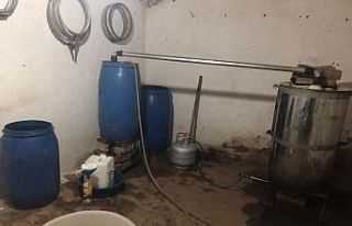 Anason kokusu gelen evden 190 litre sahte rakı çıktı