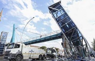 Ankara’da belediye otobüsü üst geçide çarptı:...