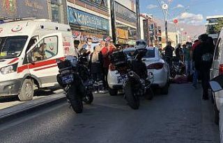 Annesine otomobille çarpan sürücüyü tekme tokat...