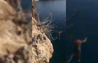 Antalya’da 20 metrelik falezlerden ‘kafayı yemişsiniz’...