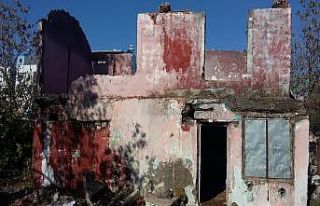 Antalya’da 2 metruk bina yıkıldı