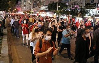 Antalya’da meşaleli cumhuriyet yürüyüşü