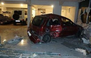 Antalya’da virajı alamayan otomobil dükkana girdi...