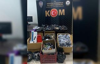 Antalya’da yüzlerce gümrük kaçağı malzeme...