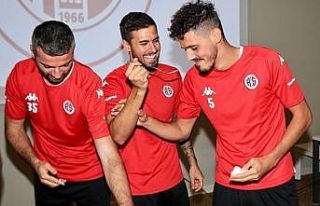 Antalyaspor’da antrenman öncesi doğum günü sürprizi