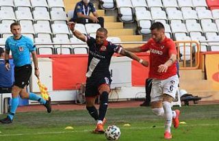 Antalyaspor’da Sidney Sam hem attı, hem atıldı