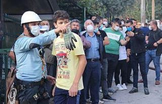 Apartmanda çıkan yangın vatandaşları sokağa...