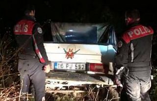 Aracında tüfek olan sürücü polisten kaçtı,...