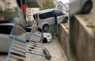 Aracının el frenini çekmeyi unutunca...