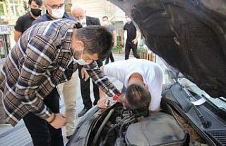 Araçların motoruna giren yaramaz kedi çileden çıkardı