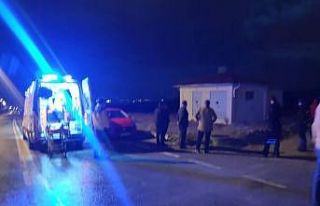 Arazi aracı ile ormanlık alanda geziye çıkan 2...
