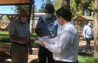 Artuklu Kaymakamı Gökpınar vatandaşlara maske...