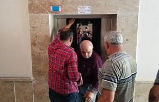 Asansörde mahsur kalan vatandaş uzun uğraşlar...
