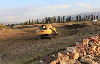 Asboğa Höyüğü üzerinde defineciler iş makineleri...