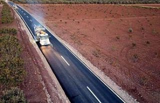 Asfaltlanan yolların çizgileri çiziliyor