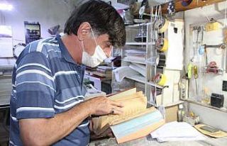 Aşınmış kitaplara 43 yıldır hayat veriyor