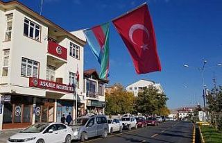 Aşkale Belediye binasına Azerbaycan ve Türk bayrakları...