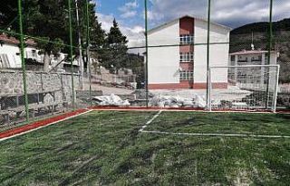 Atıl durumdaki halı saha yenilendi