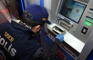 ATM’nin içinde gizli kameralı düzenek ele geçti