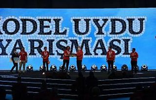 Atölyeye dönüştürdükleri öğrenci evinde model...