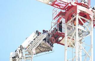 AÜ Kampüsünde 45 metrelik kule vinçte mahsur kalan...