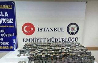 Avcılar’da gazete bayisinden sigara çalan hırsızlar...