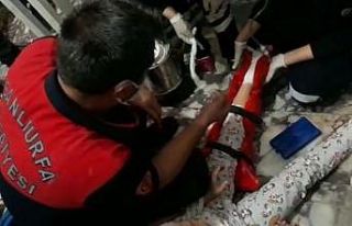 Ayağı asansöre sıkışan çocuk kurtarıldı