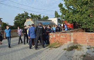 Ayağında zincirle alevler arasında kalan çocuğu...