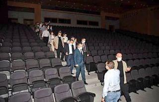 Aydın Valisi Aksoy, elektriği kesik olan kongre...