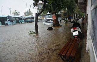 Ayvalık’ta şiddetli yağış ve lodos hayatı...