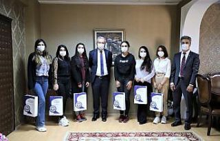 Azerbaycanlı tıp öğrencilerinden Rektör Akın’a...