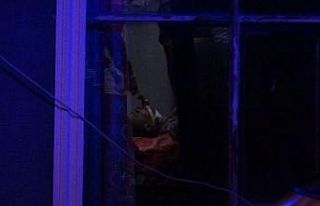 Babasını bıçaklayıp komşularına "ambulans...