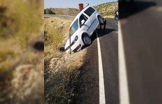 Bahçe tellerine takılan araç uçuruma yuvarlanmaktan...