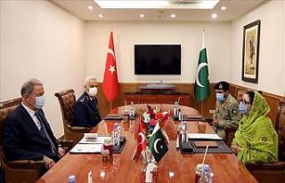 Bakan Akar, Pakistanlı mevkidaşı Khan ile bir araya...