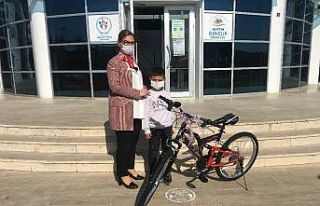 Bakan Kasapoğlu’ndan minik Utku’ya bisiklet hediyesi