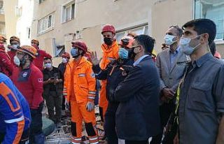 Bakan Pakdemirli depremin vurduğu Barış Sitesini...