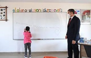 Bakan Selçuk mezun olduğu köy okulunda öğretmenlere...