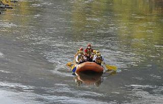 Bakan Soylu Habur Çayı’nda rafting botunda kürek...