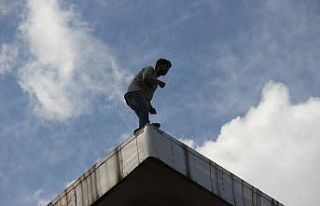 Banka çatısındaki şahsı görenler, Covid-19’u...