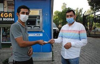 Bankamatikte sıkışan parayı sahibine teslim etti