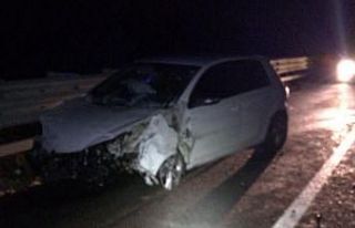 Bariyere çarpan otomobildeki 2 kişi yaralandı