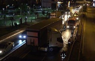 Bariyerlere çarpan tırın deposundan litrelerce...