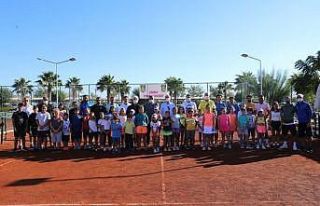 Başkan Atabay tenis şenliğine katıldı