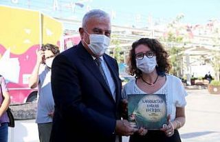 Başkan Atay yazarlar ve kitapseverler ile bir araya...