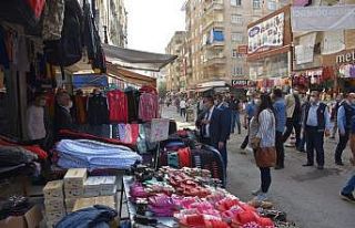 Başkan Beyoğlu, bakıma alınan Sakarya Caddesinde...