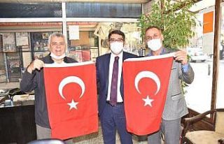 Başkan Çelik vatandaşlara Türk bayrağı dağıttı