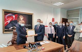 Başkan Çopuroğlu mazbatasını aldı