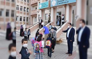 Başkan Dutlulu, ilk ders zilinde öğrencilerin yanında...