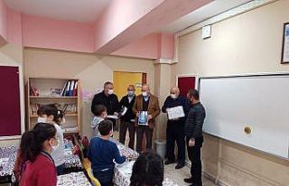 Başkan Ercan’dan çocuklara atlas hediye