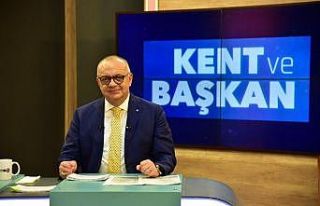 Başkan Ergün asfalt çalışmalarını anlatırken...